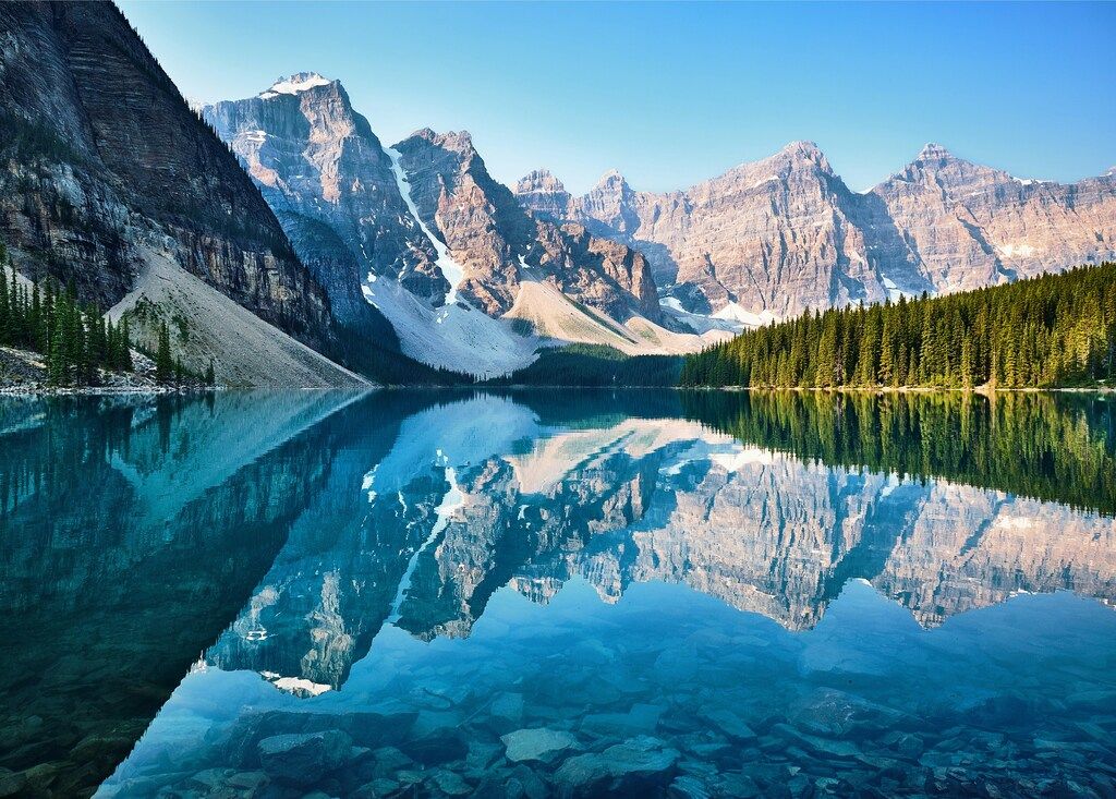 Lago Moraine con reflejos de las Montañas Rocosas canadienses