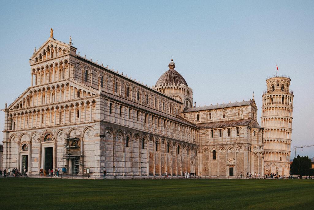 La Catedral de Pisa y la famosa Torre Inclinada en la Plaza de los Milagros.