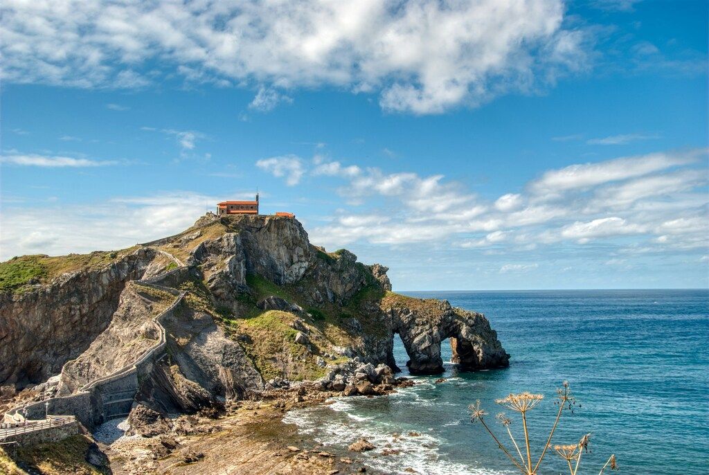 Vista del islote de San Juan de Gaztelugatxe con su iglesia sobre el acantilado y escaleras serpenteantes