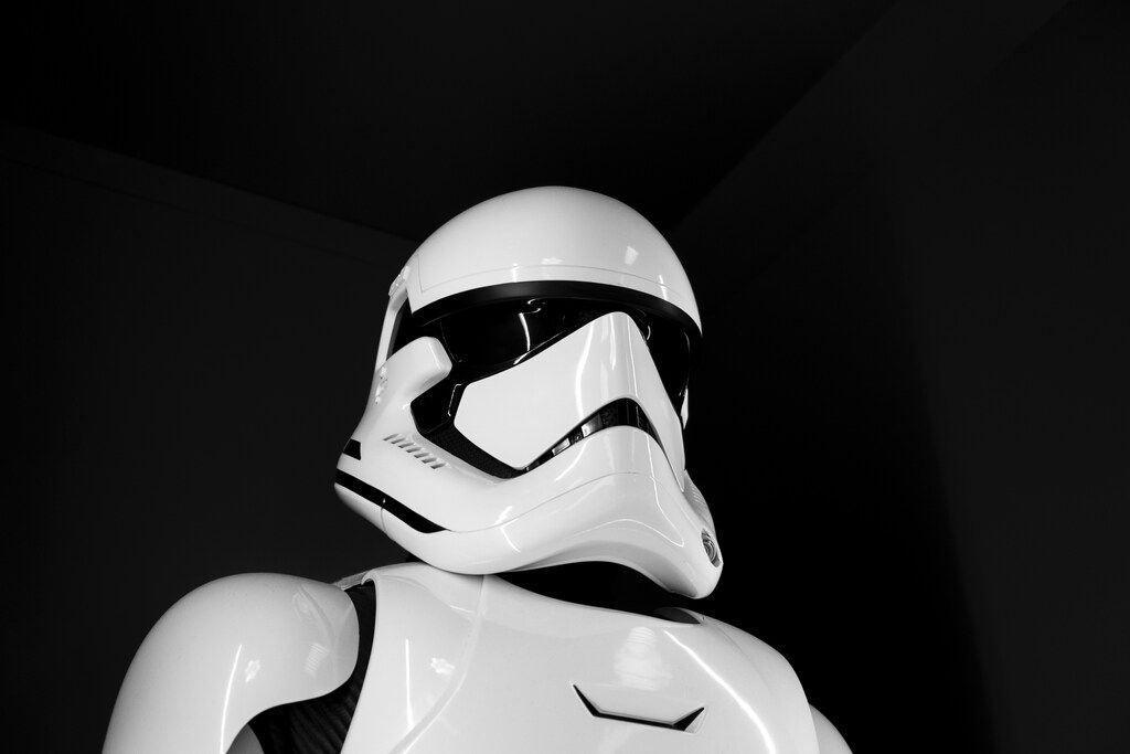 Stormtrooper en primer plano con fondo oscuro