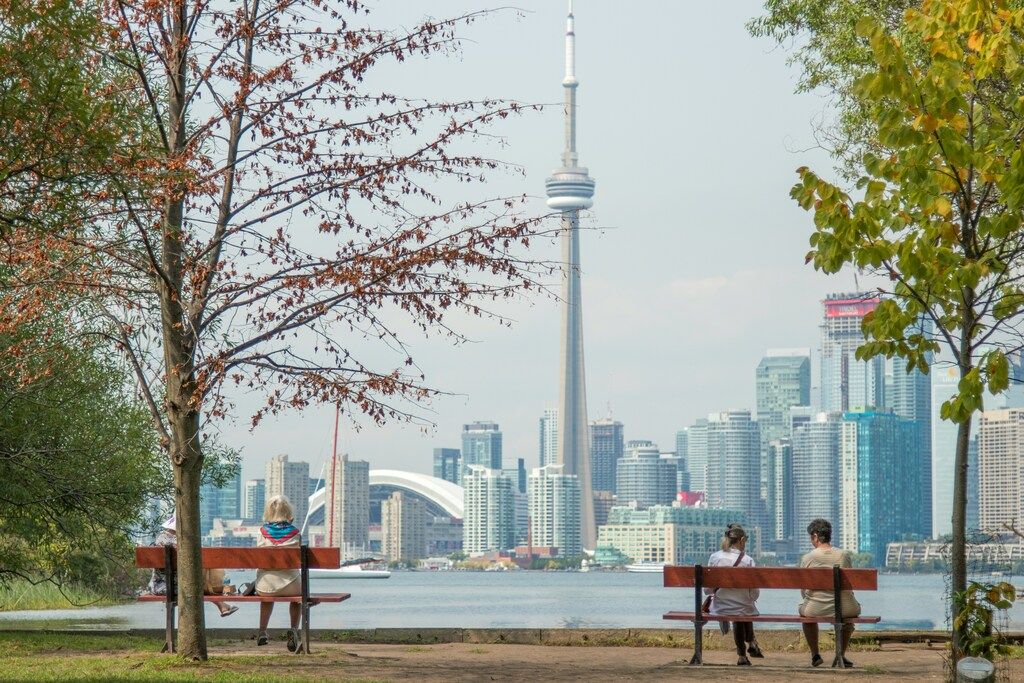 Horizonte de Toronto con la Torre CN visto desde un parque