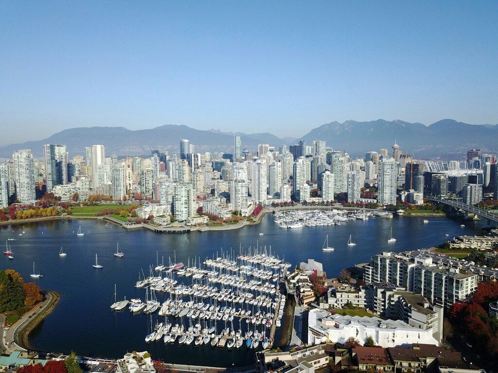 Horizonte de Vancouver con el puerto deportivo