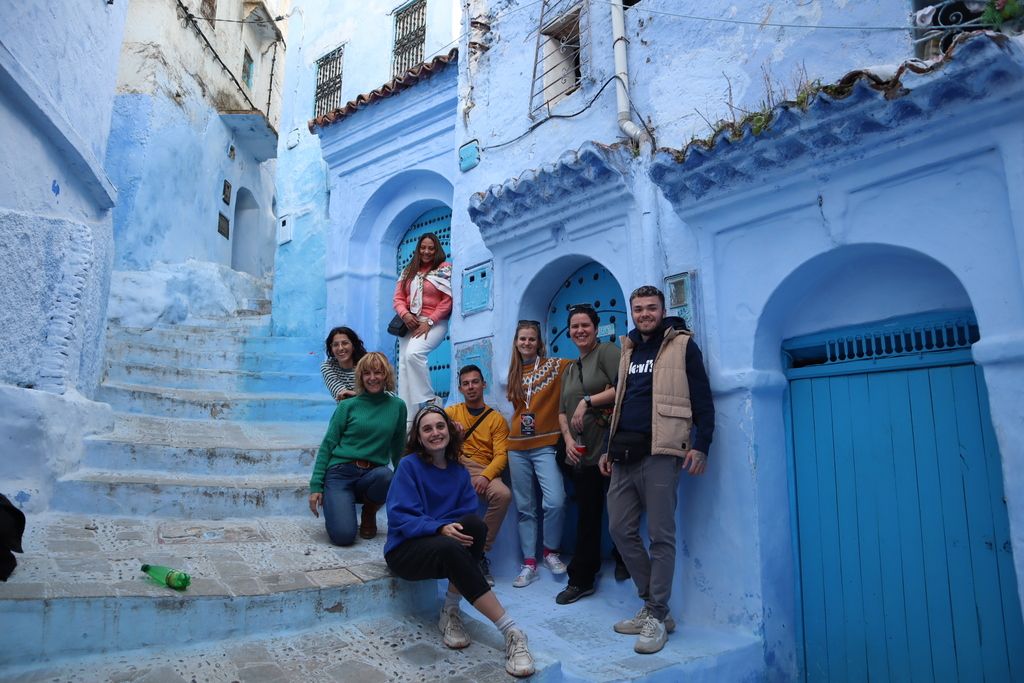 Viaje de grupo WeRoad en Chefchaouen, Marruecos, con casas azules de fondo.