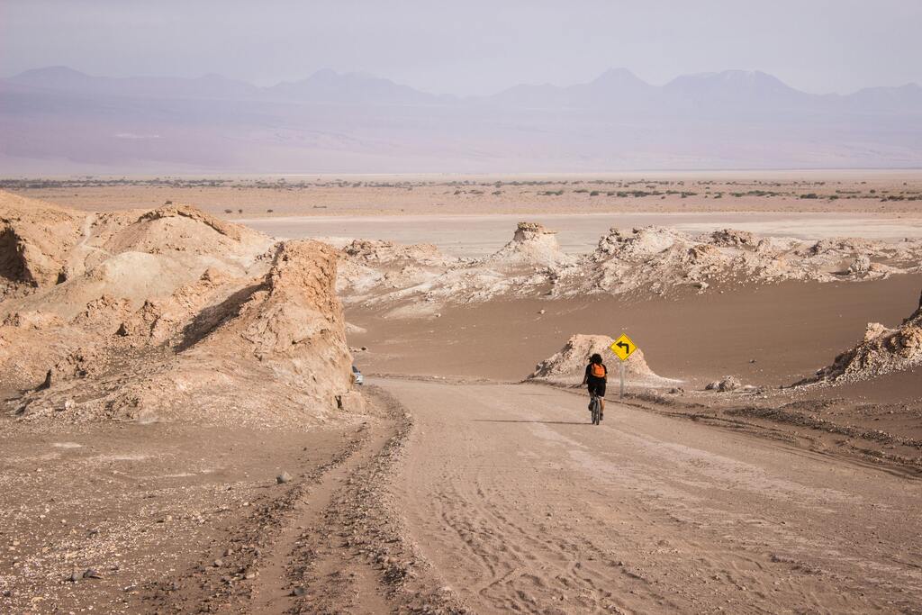 Ciclista recorriendo un sendero desértico en el Valle de la Luna en Atacama