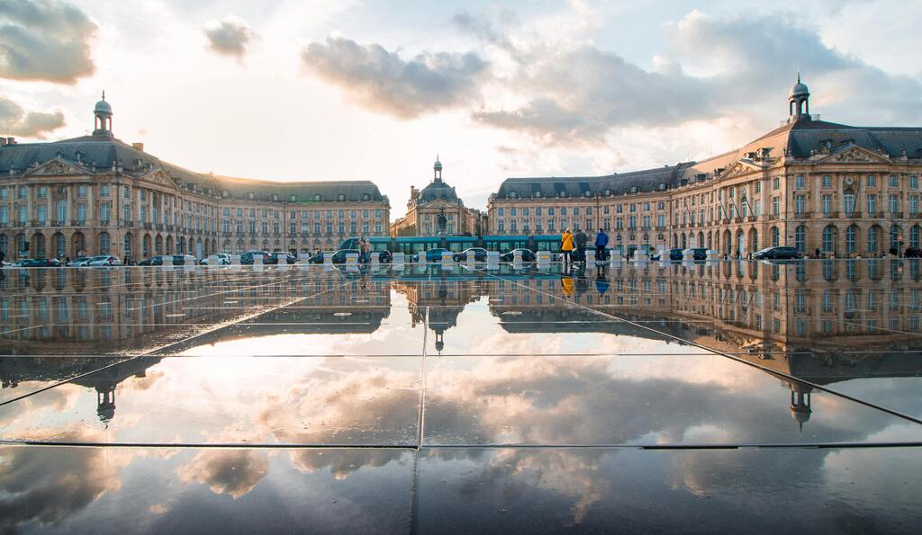 Reflejo de la Place de la Bourse en el espejo de agua en Burdeos al atardecer