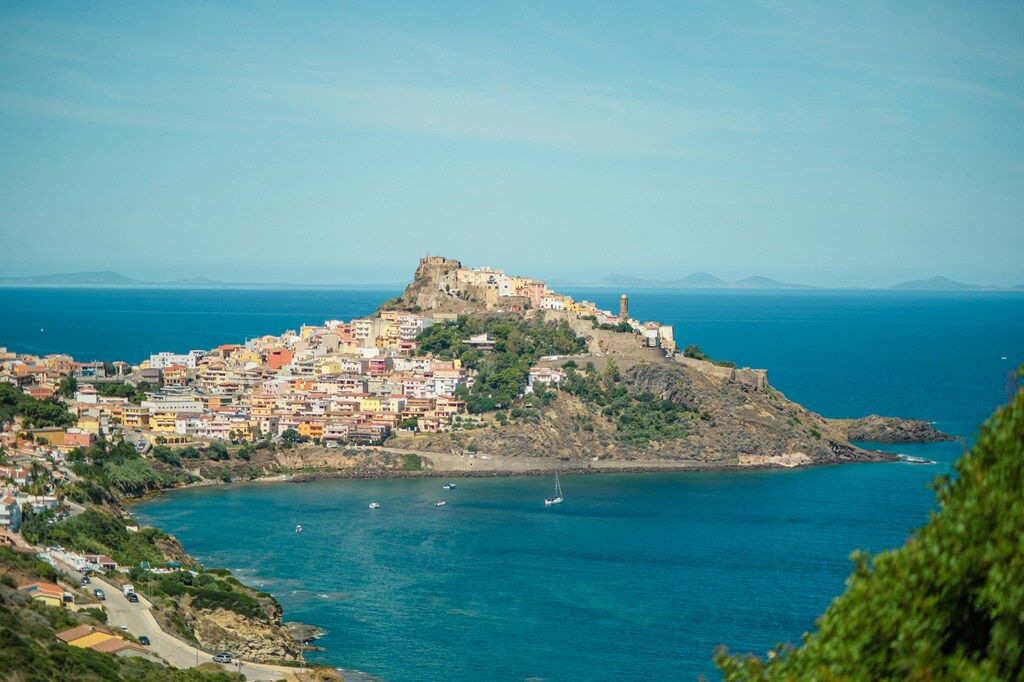Vista panorámica del pueblo medieval de Castelsardo junto al mar en el norte de Cerdeña