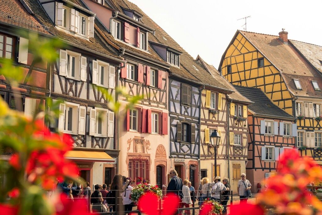 Casas de colores con entramado de madera en el pintoresco centro de Colmar, Alsacia