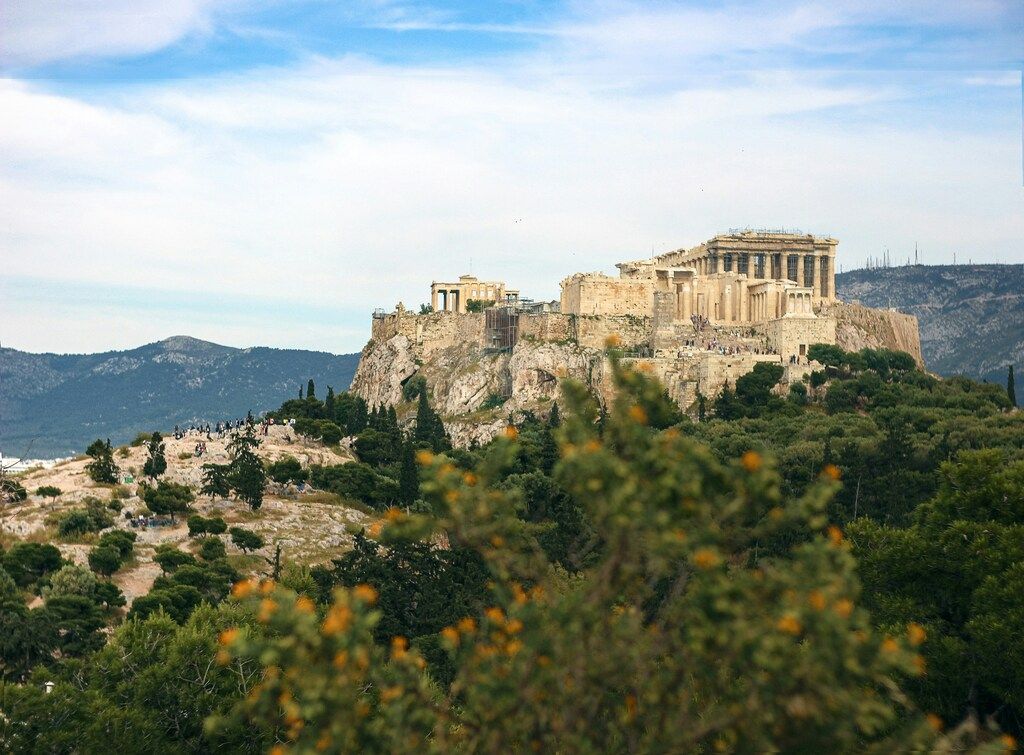 Vue de l’Acropole d’Athènes, perchée sur sa colline, au cœur de la capitale grecque.