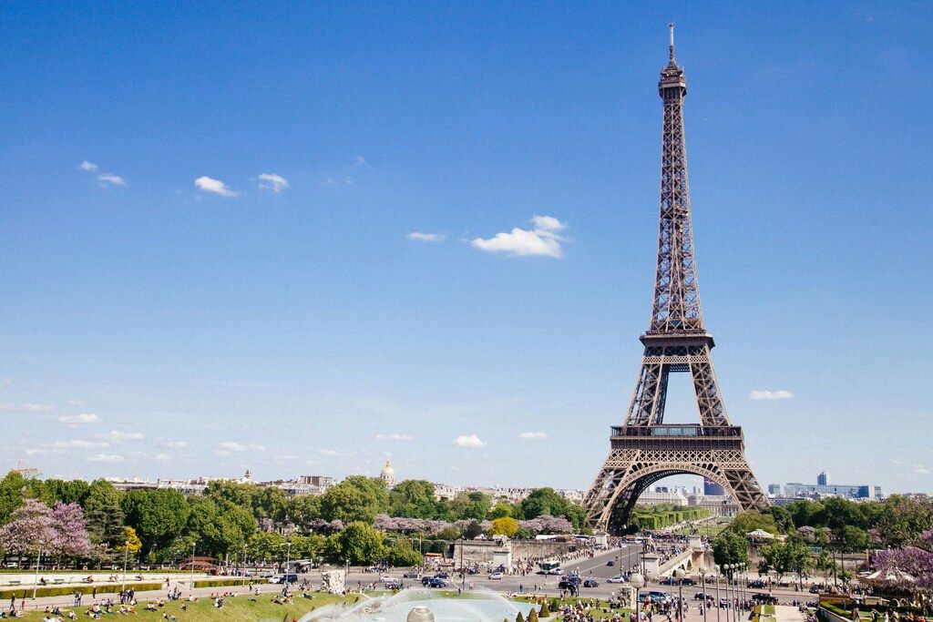 Vista panorámica de la Torre Eiffel en un día soleado en París, Francia.