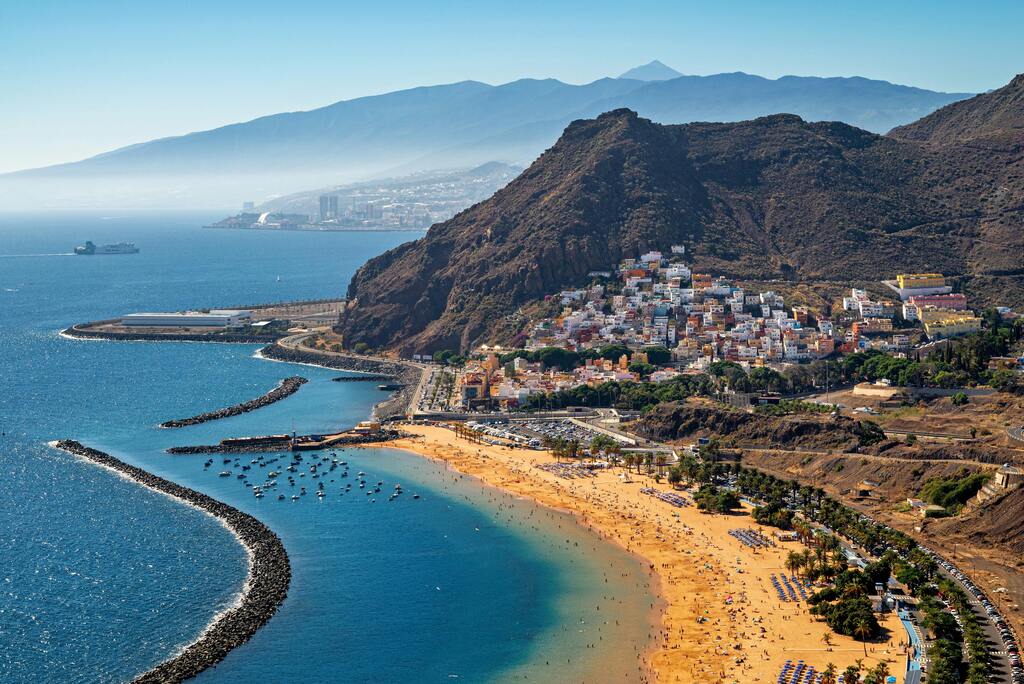 Playa de Las Teresitas en Santa Cruz de Tenerife, con arena dorada y montañas al fondo