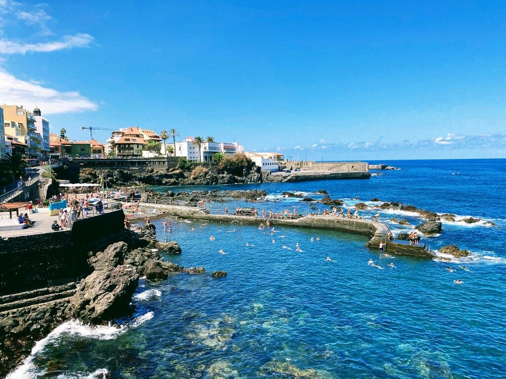 Puerto de la Cruz con turistas bañándose
