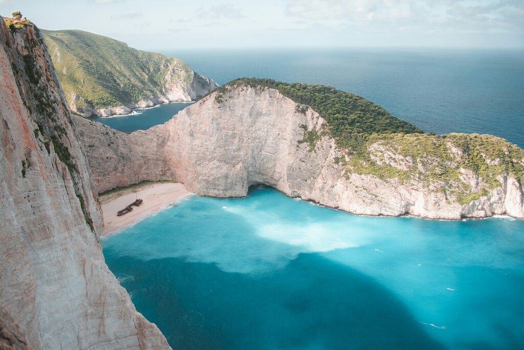 Panorama spectaculaire de la plage de Navagio à Zante, célèbre pour son épave et ses falaises blanches.