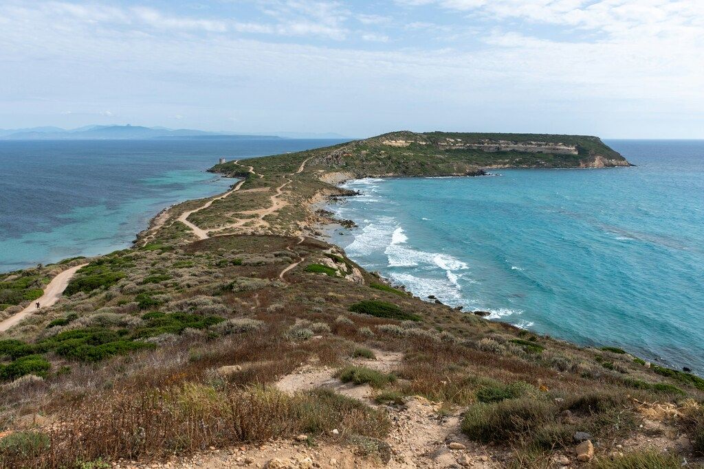 Tharros, en la península de Sinis con vistas al mar y paisaje salvaje típico de Cerdeña