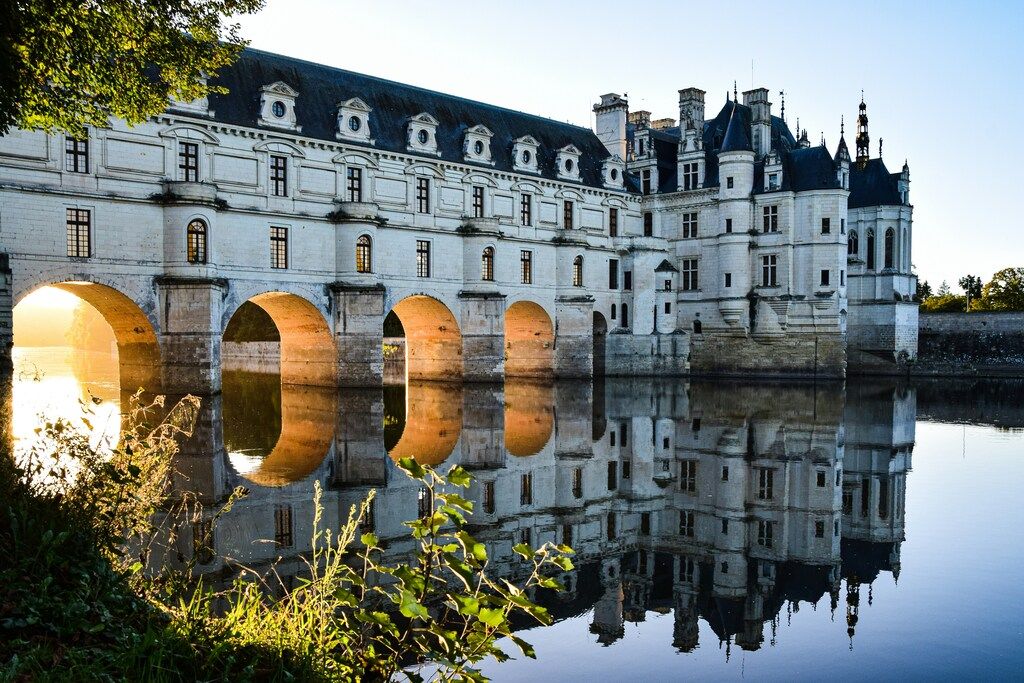 El castillo de Chenonceau reflejado en el río Cher durante el amanecer.