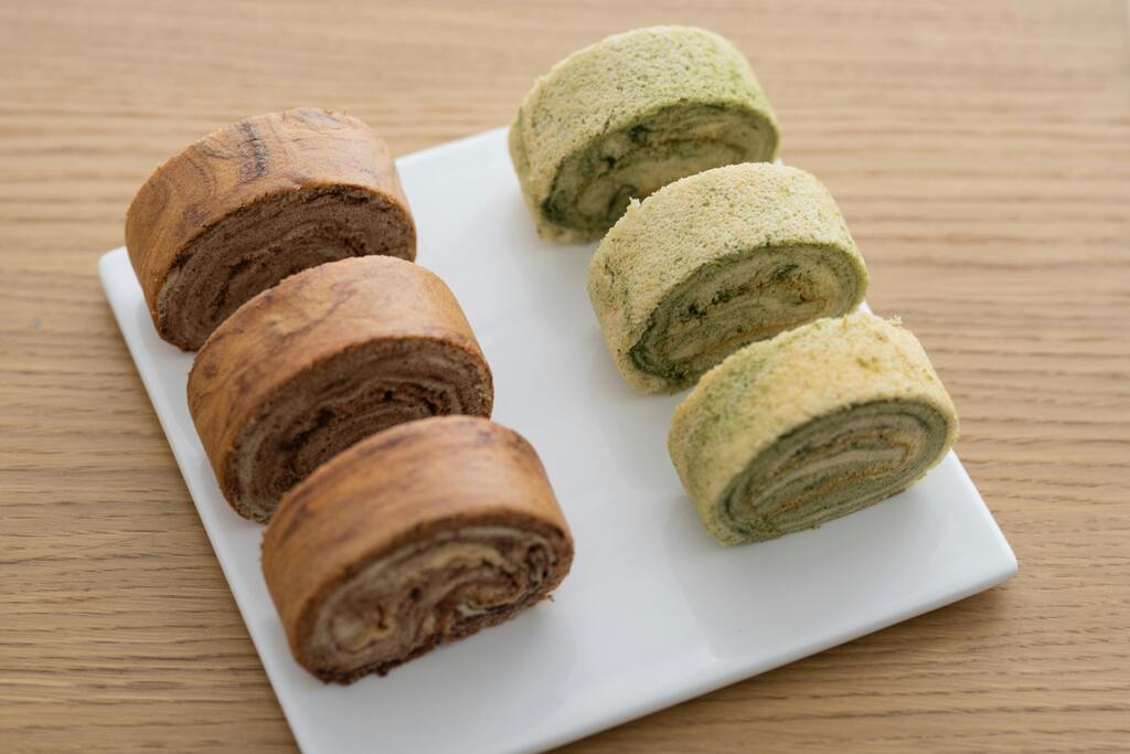 Potica: rollos de bizcocho de chocolate y té verde en un plato cuadrado blanco