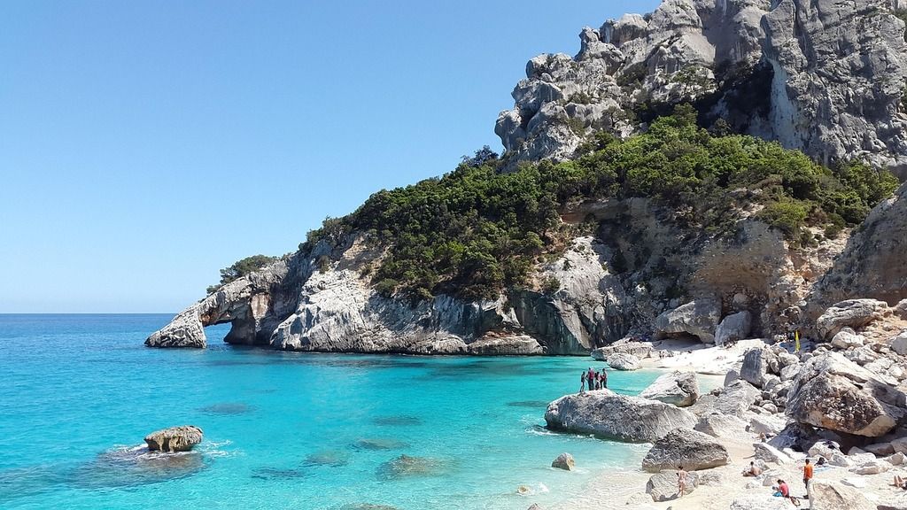 Cala Goloritzé con sus aguas cristalinas y acantilados rocosos en Cerdeña.