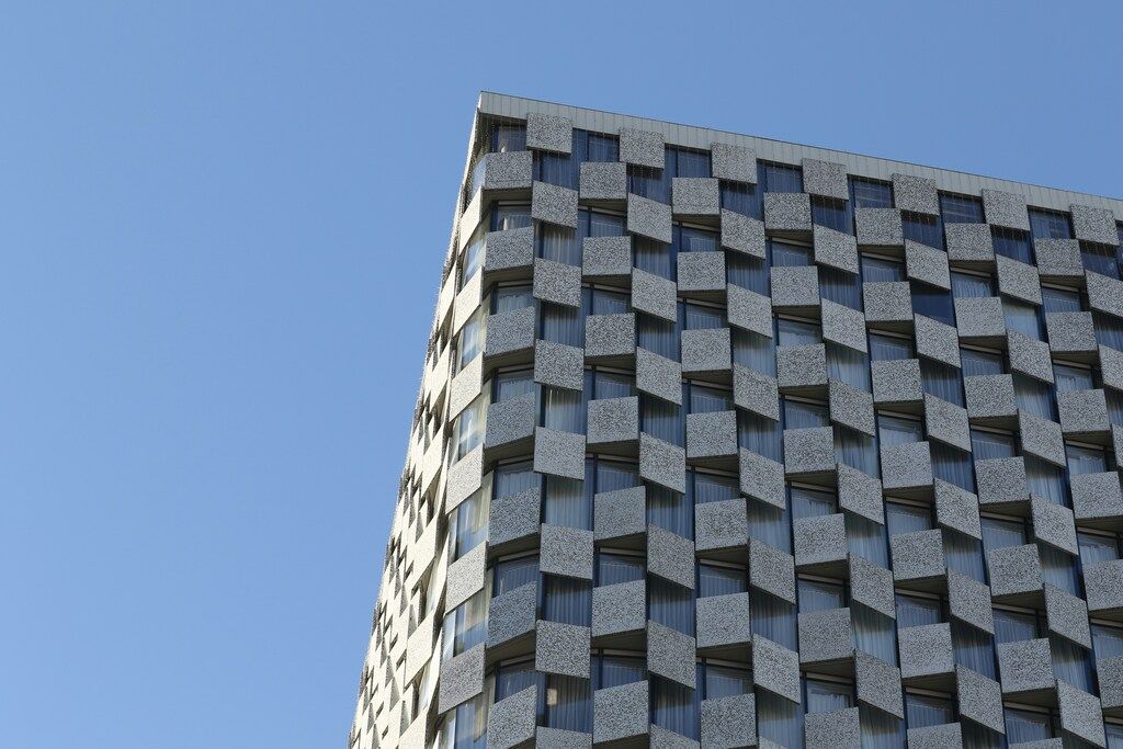 Fachada del rascacielos Downtown One con diseño geométrico en Tirana