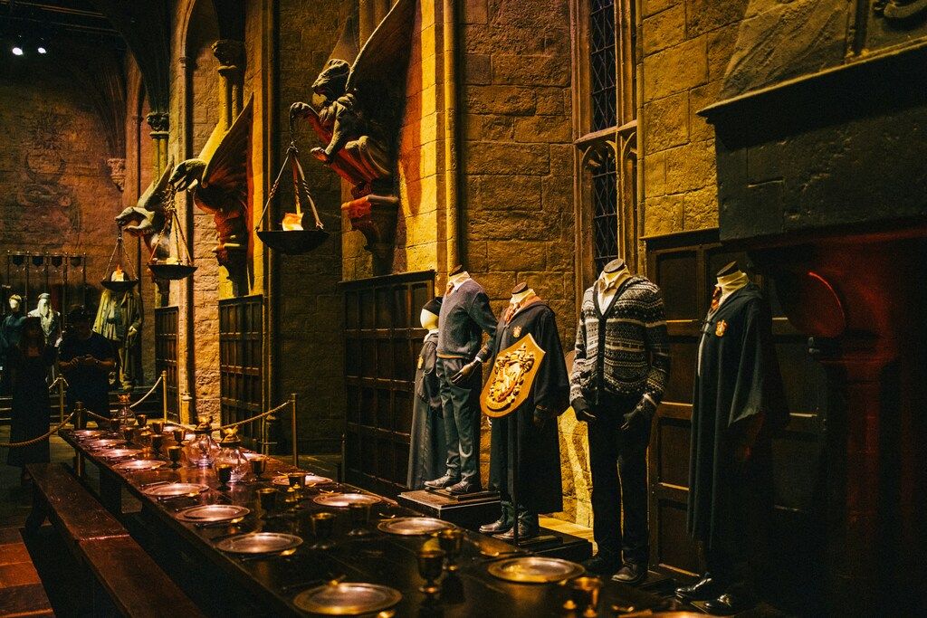 Escenografía con trajes y vajilla del Gran Comedor en los estudios de Harry Potter.