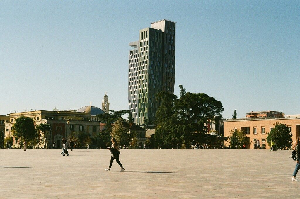 Plaza Skanderbeg en Tirana con el moderno edificio Downtown One al fondo