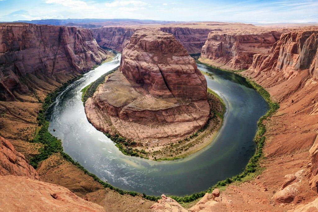 Vista panorámica de Horseshoe Bend con el río Colorado formando una curva en forma de herradura.