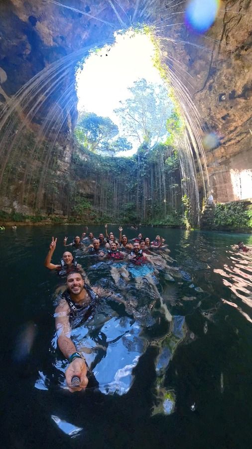WeRoad viajes organizados en grupo a México - cenote