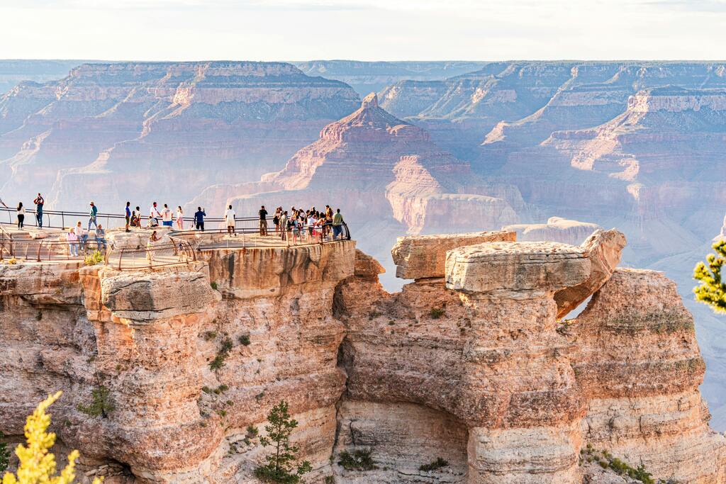 Turistas disfrutando de la vista desde un mirador en el borde del Gran Cañón.