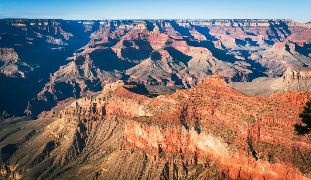 Impresionante panorama del Gran Cañón iluminado por la luz de la mañana.