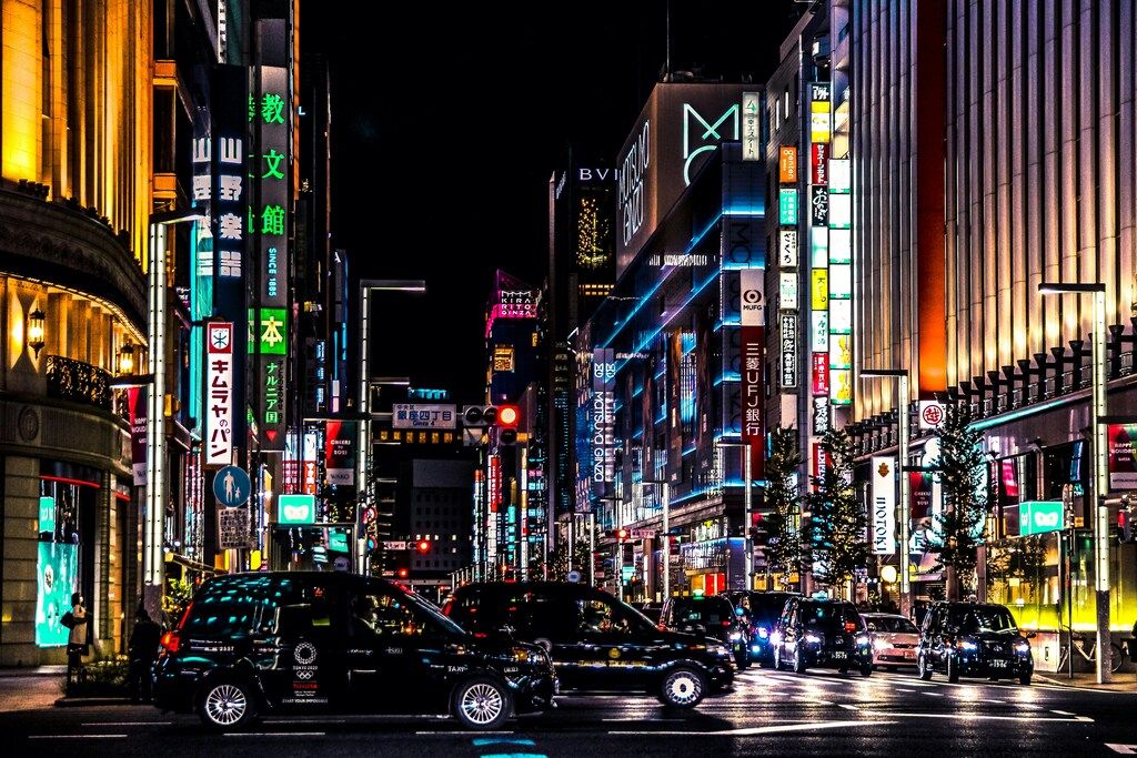 Luces brillantes y tráfico en el elegante distrito comercial de Ginza en Tokio.
