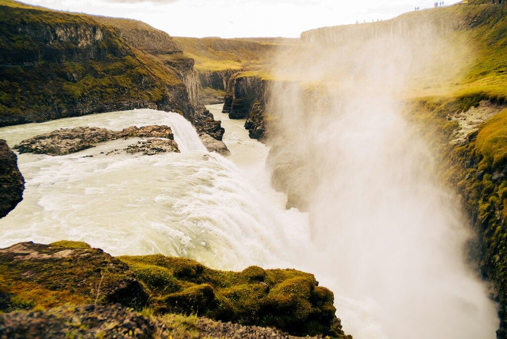 Impresionante vista de la cascada Gullfoss cayendo en un cañón profundo en el Círculo Dorado de Islandia.