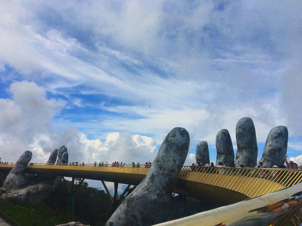 El impresionante Puente Dorado de Da Nang sostenido por dos gigantescas manos de piedra.