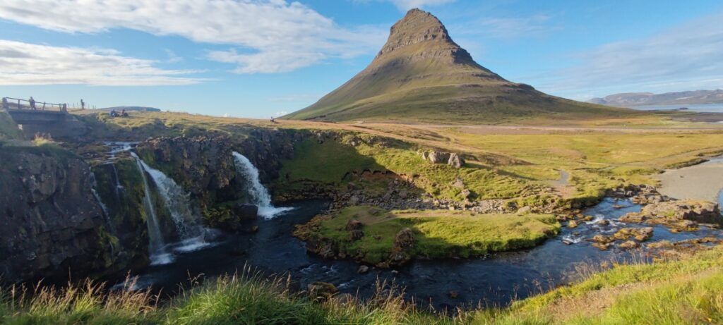 La montaña Kirkjufell y la cascada Kirkjufellsfoss en la península de Snæfellsnes, Islandia.