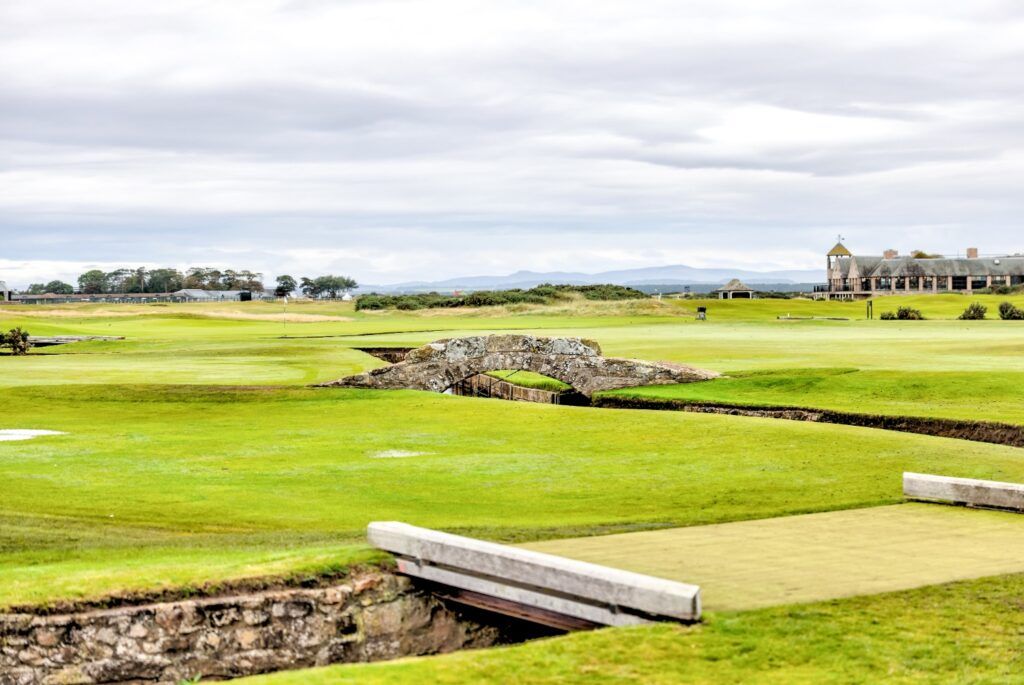 El puente del diablo en el Old Course de St Andrews, uno de los campos de golf más antiguos y famosos del mundo.