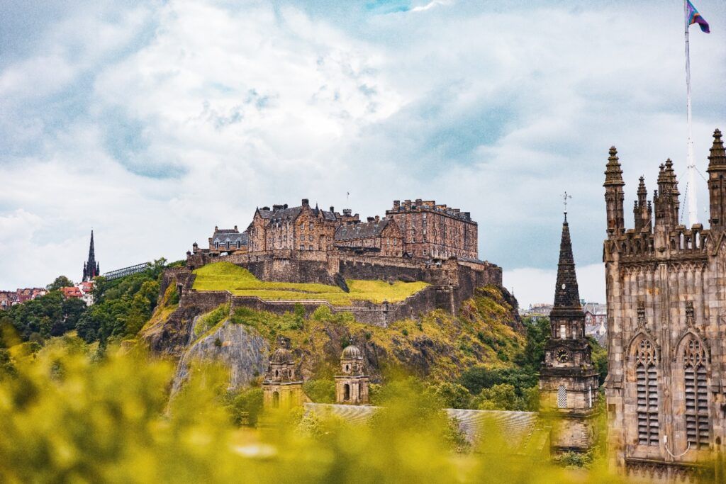 Castillo de Edimburgo, Escocia, en un día parcialmente nublado.