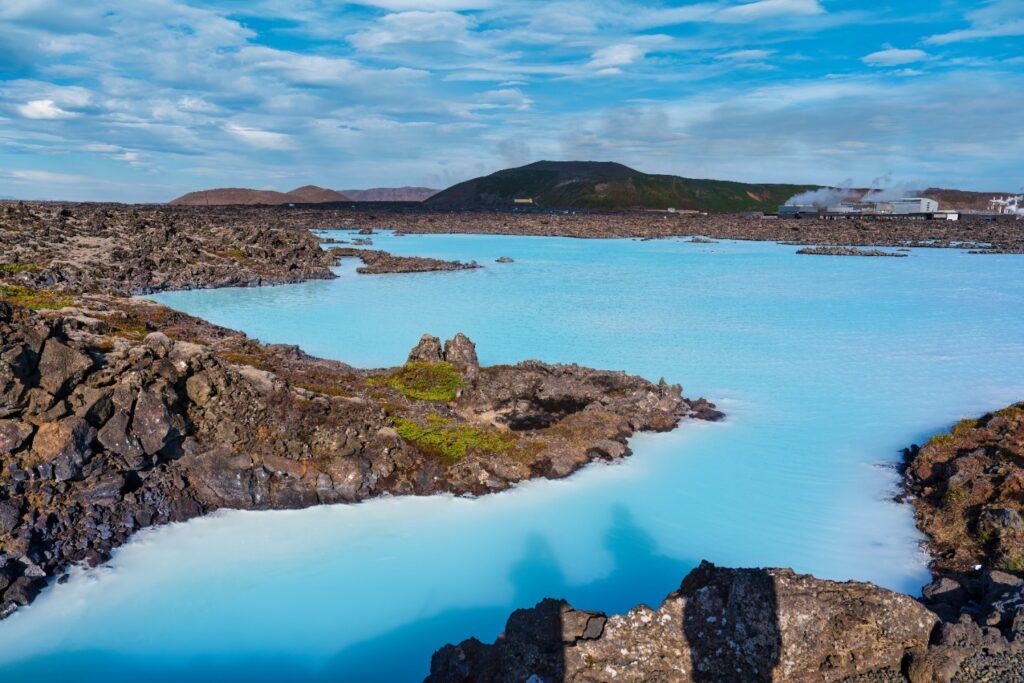 La Blue Lagoon de Islandia, una laguna geotérmica con aguas de color azul lechoso.