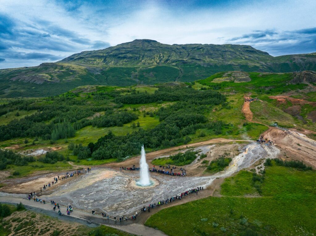 Géiser Strokkur en erupción en el Valle de Haukadalur.