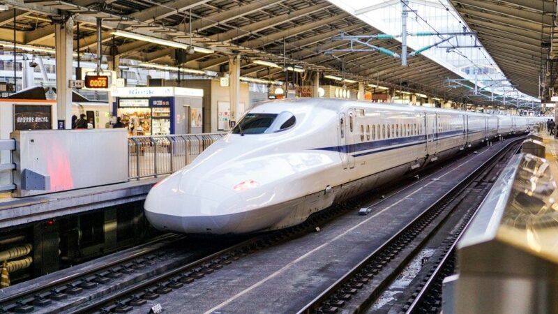 Tren de alta velocidad Shinkansen llegando a un moderno andén en Japón.