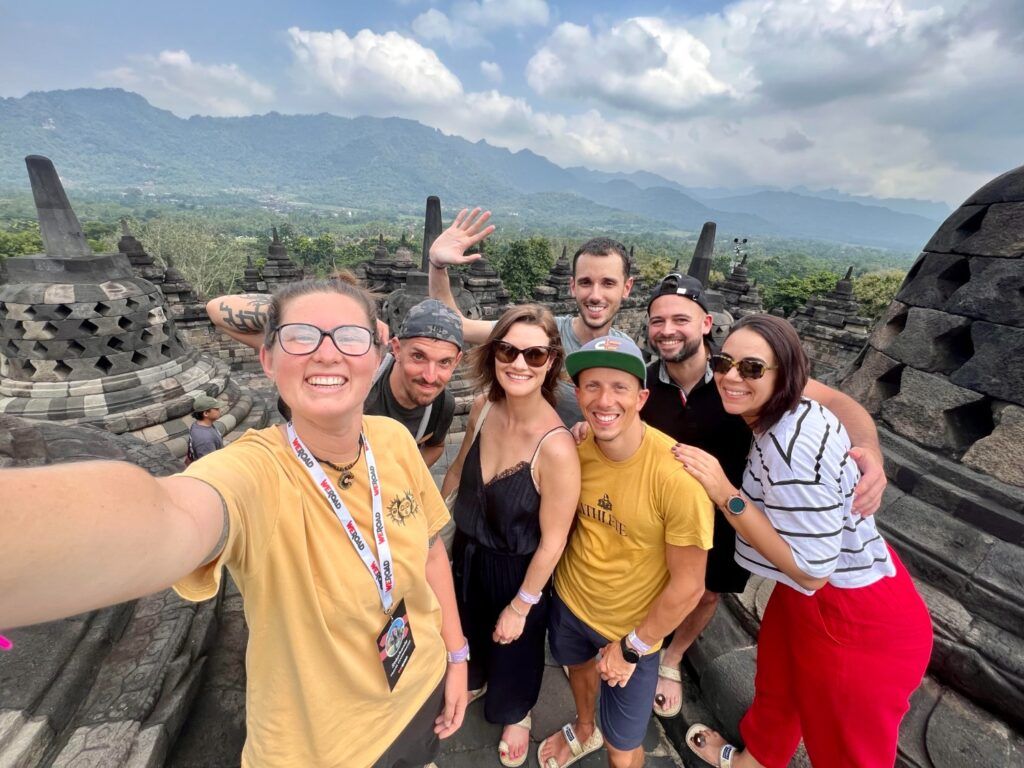 Selfie de grupo de viajeros WeRoad en la cima del Templo de Borobudur, Java.