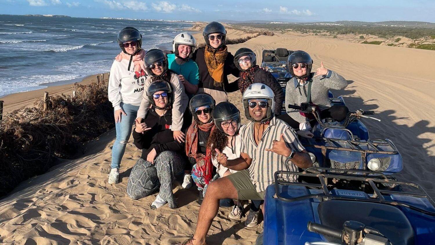 Viajeros de Weroad en quad sobre dunas de Essaouira.