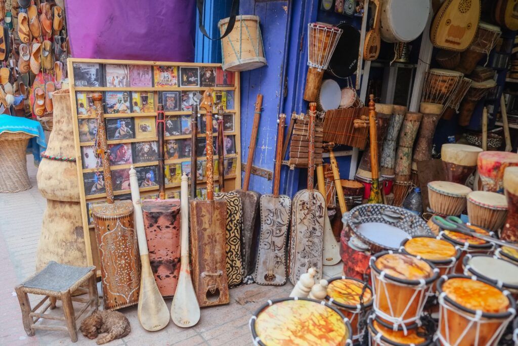 Artesanía y tambores tradicionales en un zoco de Essaouira.