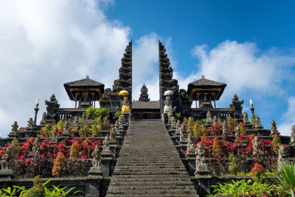 Escalinata y puerta principal del Templo Madre Pura Besakih, Bali.