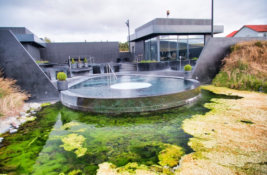 Piscina exterior de la spa geotermal Krauma en Islandia.