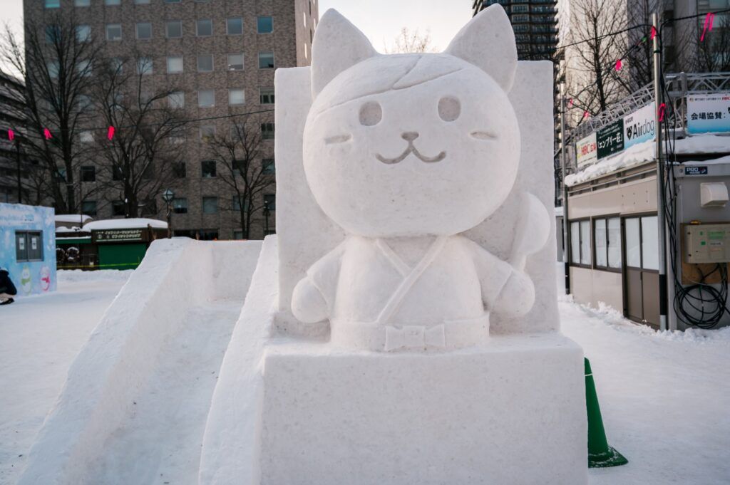 Escultura de nieve de un personaje de gato en el Festival de Nieve Yuki Matsuri, Sapporo.