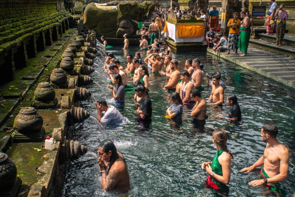 Ritual de purificación en las piscinas sagradas de Pura Tirta Empul, Bali.