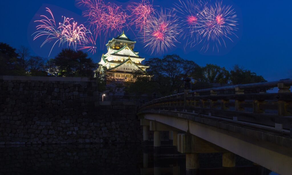Castillo de Osaka con fuegos artificiales.