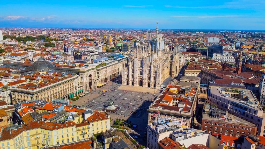 Panorámica de la Plaza del Duomo en Milán con la catedral gótica de mármol blanco, la Galería Víctor Manuel II y el centro urbano.