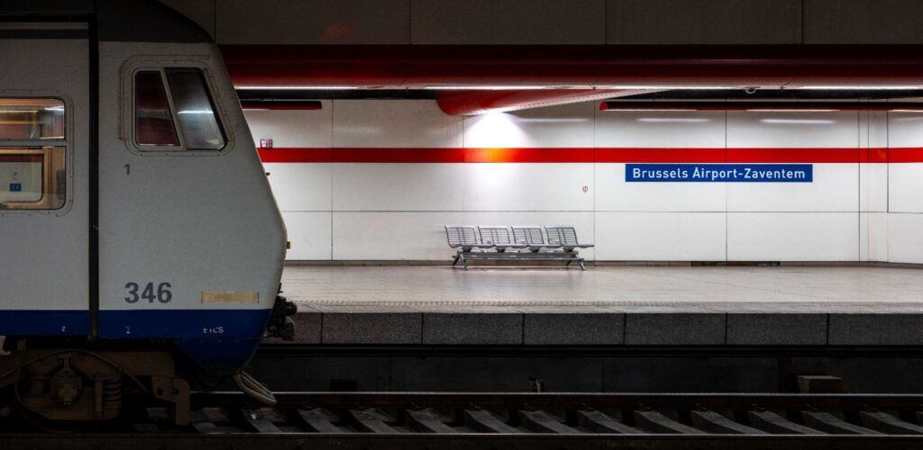 Tren de cercanías en la plataforma de la estación de tren subterránea 'Brussels Airport-Zaventem'