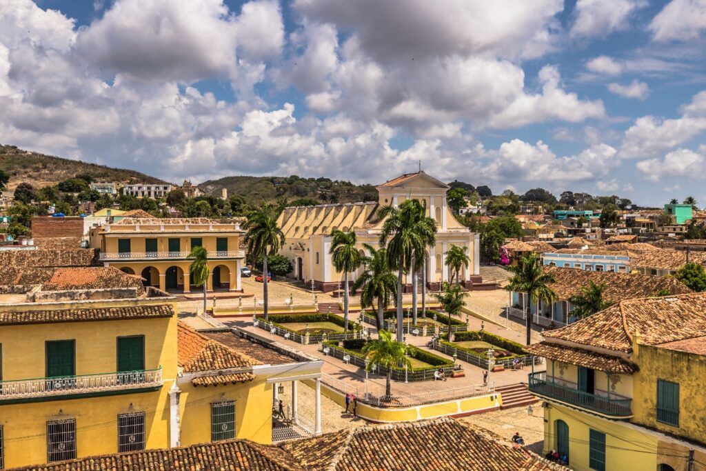 Vista aérea de la Plaza Mayor de Trinidad, con palmeras y la Iglesia Parroquial Mayor.