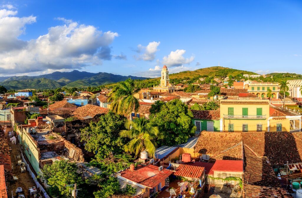 Paisaje urbano de Trinidad con techos de terracota y torre histórica