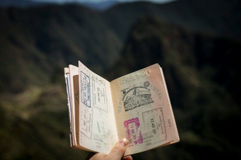 Un pasaporte abierto con varios sellos de viaje.