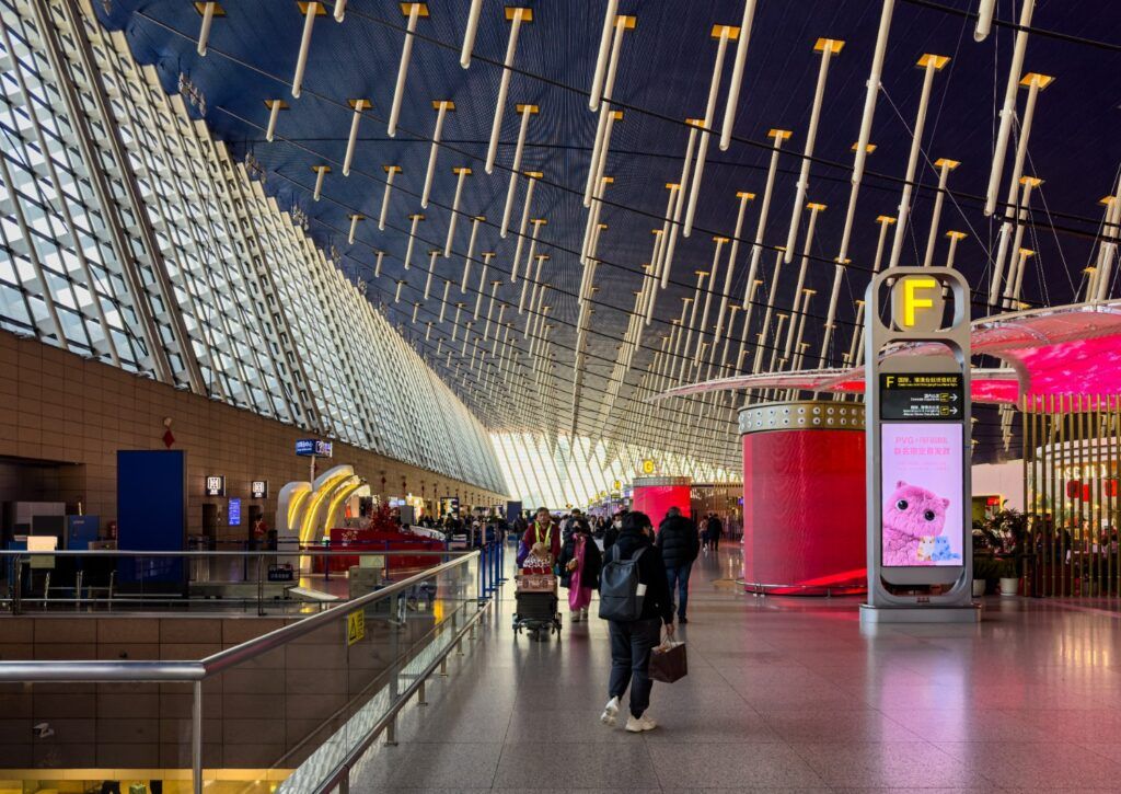 Vista de la terminal moderna del Aeropuerto Internacional de Shanghái-Pudong con su característica estructura de techo inclinado.